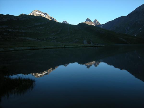 Photo 034.jpg - LEVER DE SOLEIL. Nous partons sur le chemin de l'aiguille du Goléon. Les aiguilles d'Arve prennent leur premier bain de soleil.Copyright PiR.